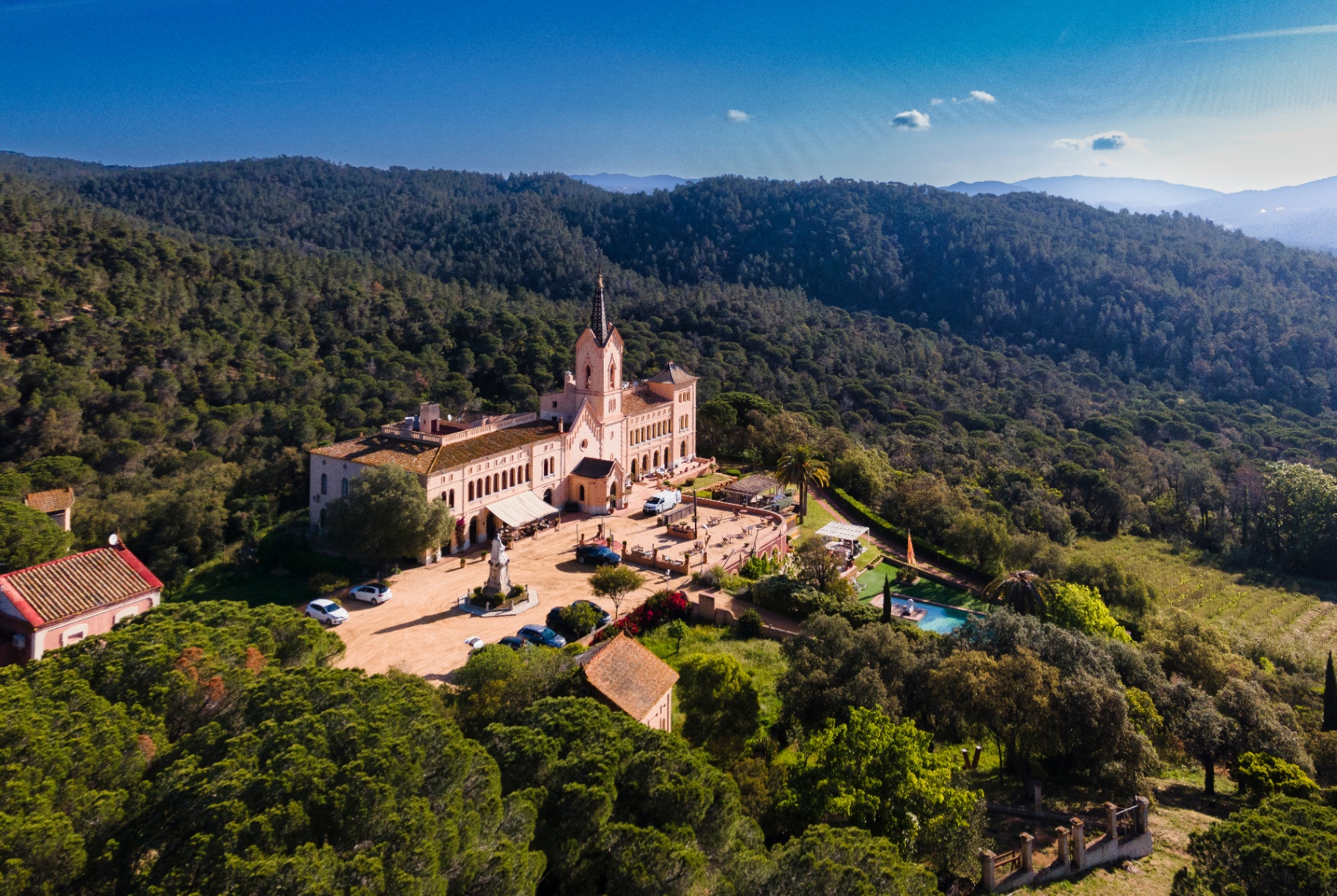 Hotel Sant Pere del Bosc al anochecer